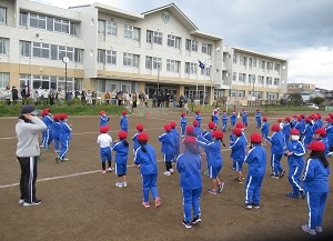 寒さに負けず やる気 根気 勇気 １ 5年マラソン大会 柏崎小学校