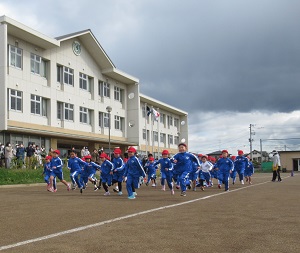 寒さに負けず やる気 根気 勇気 １ 5年マラソン大会 柏崎小学校