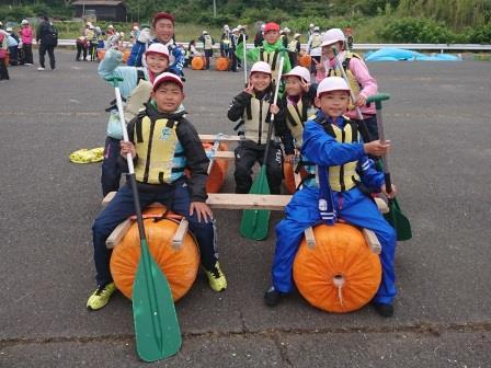 宿泊学習2日目 いかだ遊び 西白山台小学校ブログ