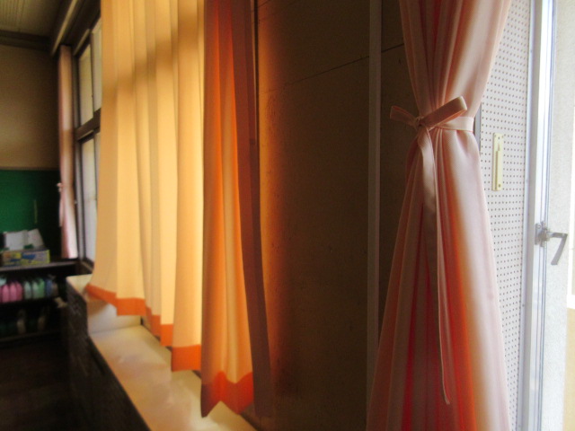 カーテンが新しくなりました 八戸市立高館小学校